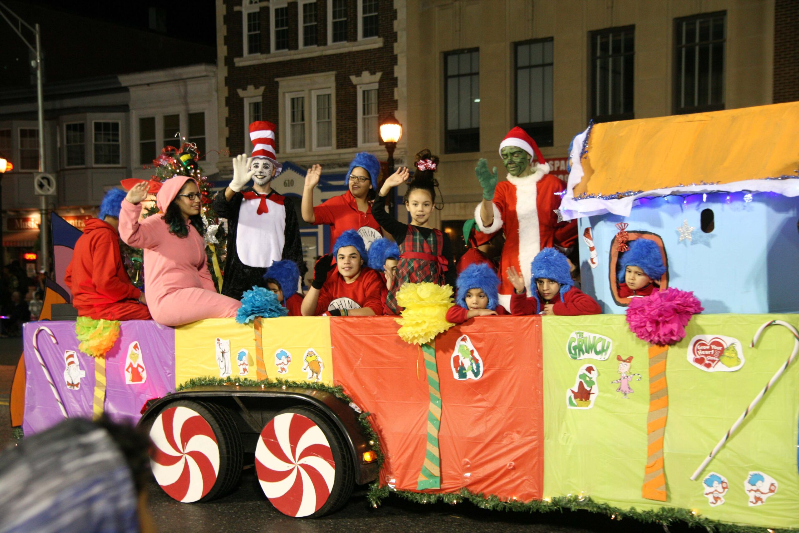 SIGHTS SET ON CHRISTMAS PARADE The Ave